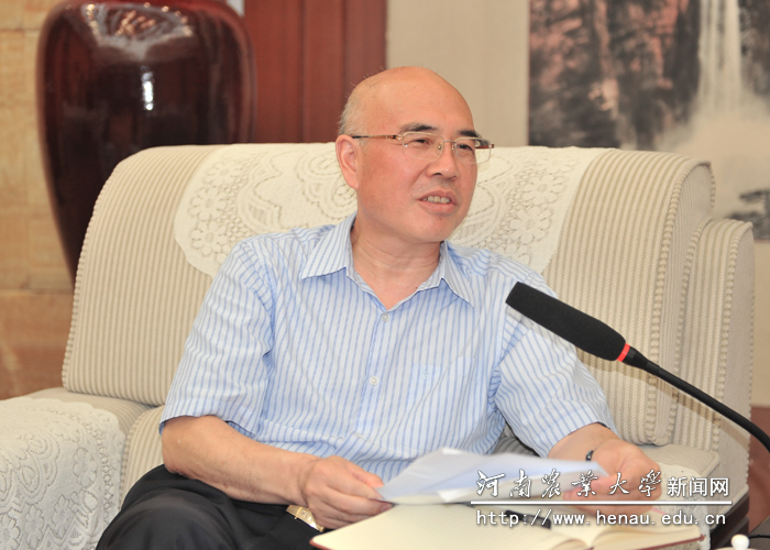 校党委书记李留心介绍学校情况