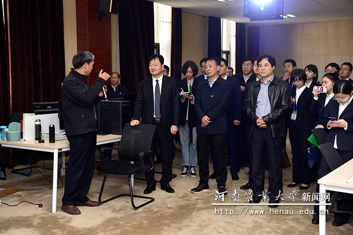 校领导陪同牧原集团董事长秦英林一行考察学校大数据中心 校领导陪同牧原集团董事长秦英林一行考察学校大数据中心